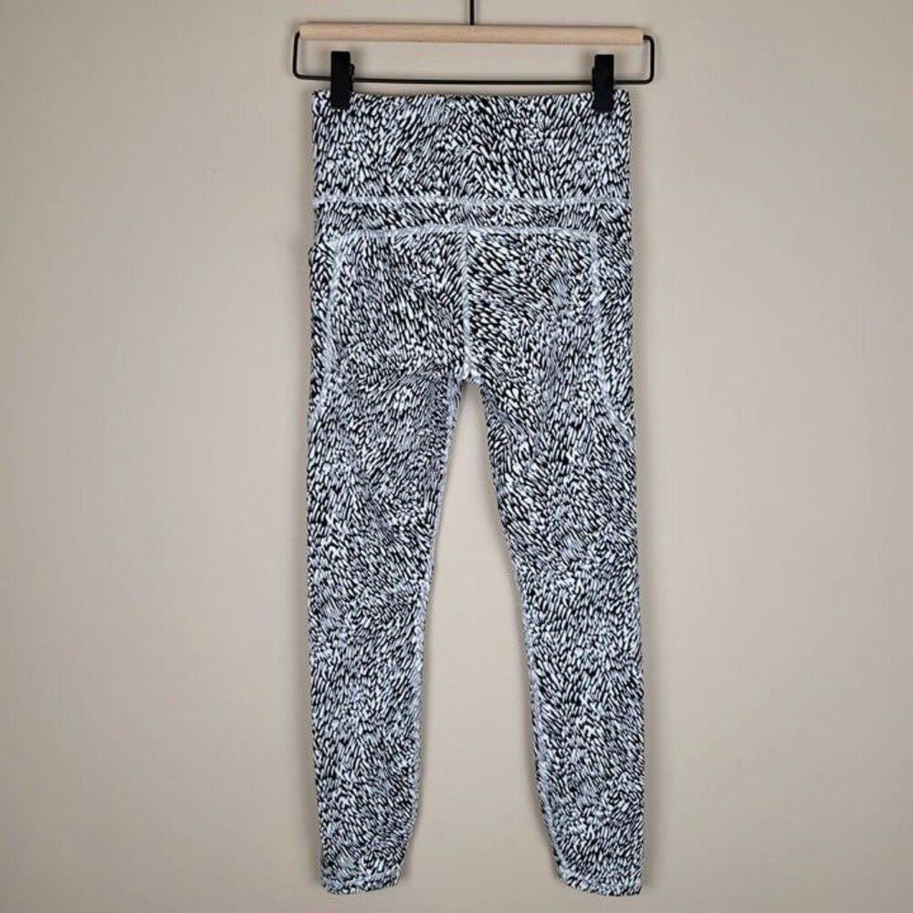 Athleta Size XS Ultimate Stash Textured 7/8 Tight Leggings Tailwind Black White - Picture 3 of 12